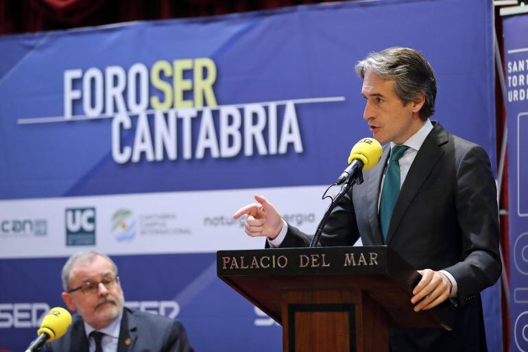 El ministro en un momento de su intervención ante la mirada del rector de la UC, Ángel Pazos.