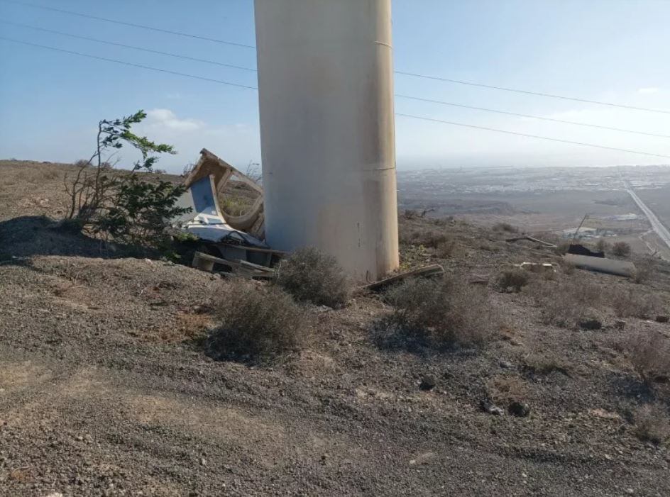 Trozos del aerogenerador desprendidos en Montaña Mina, Lanzarote.