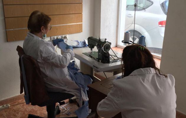 Voluntarias de Fuente Obejuna elaboran las mascarillas para el personal sanitario del Alto Guadiato