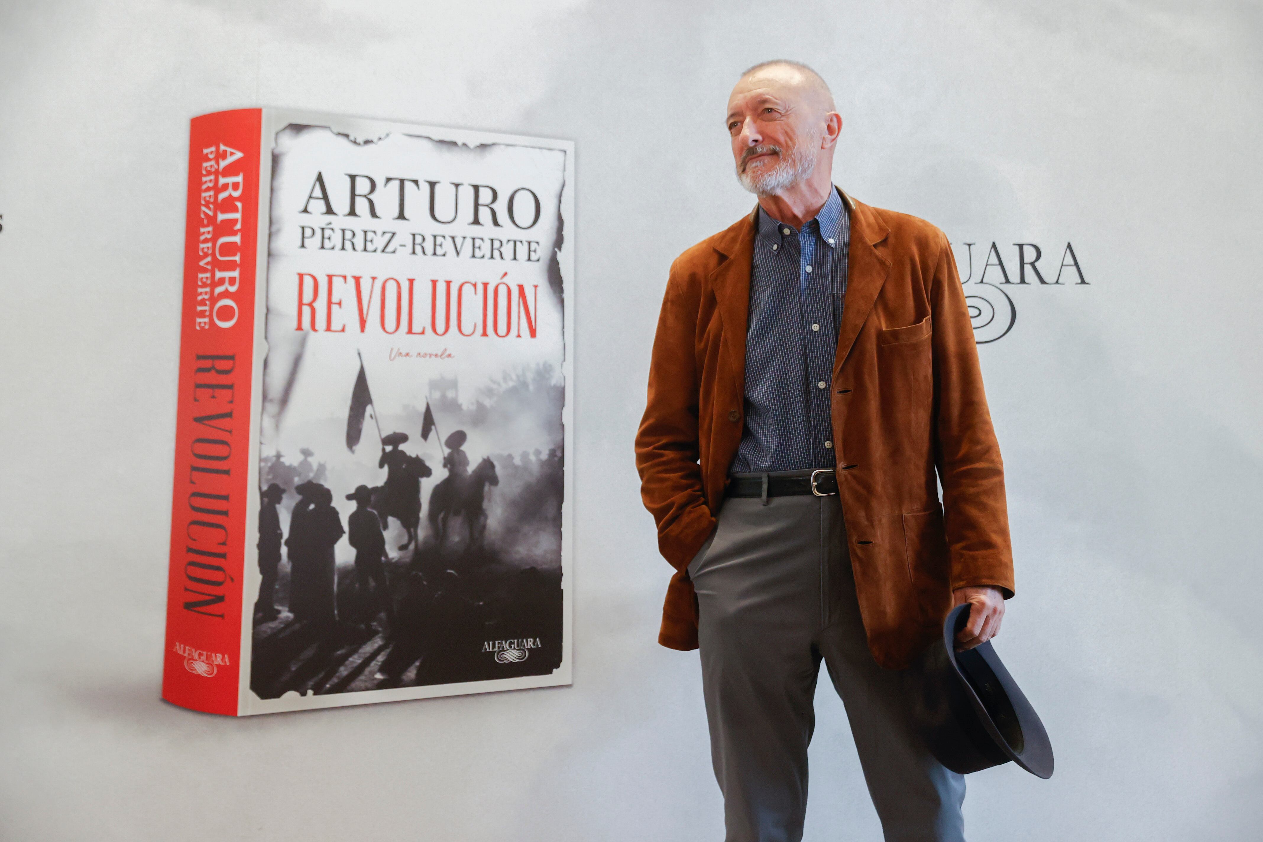 MADRID, 03/10/2022.- El escritor Arturo Pérez-Reverte, antes de presentar este lunes en Madrid, &quot;Revolución&quot;, su nueva novela, un relato de aventuras ambientado en México en tiempos de Emiliano Zapata y Francisco Villa. EFE/ Juan Carlos Hidalgo
