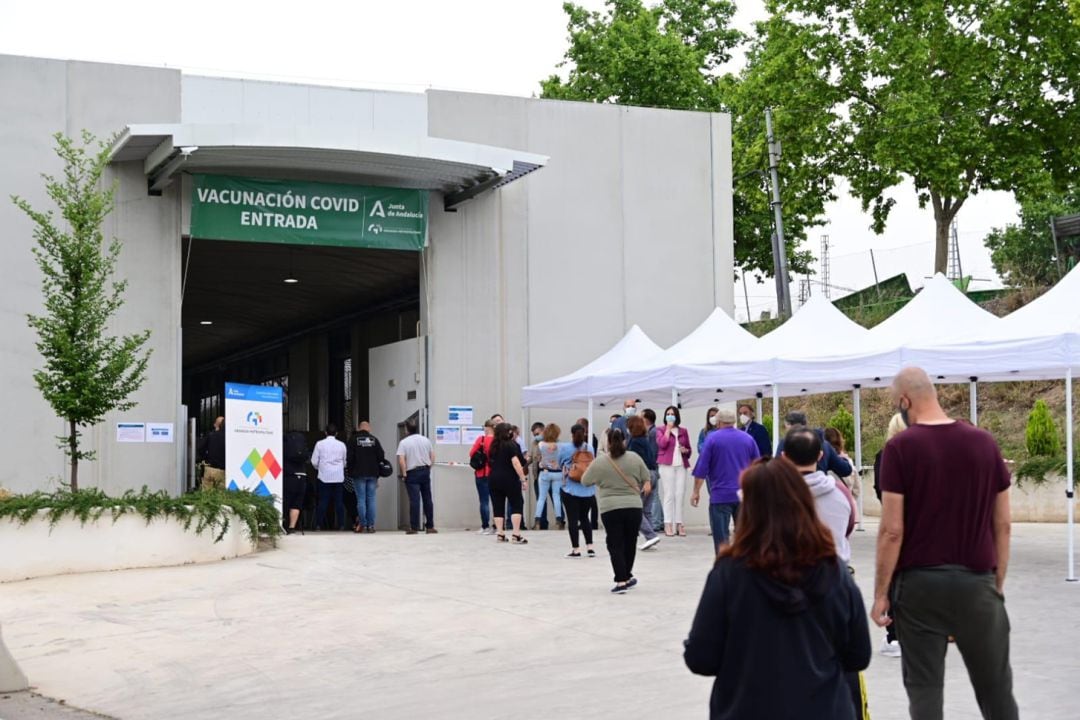 Punto de vacunación masiva contra la covid en las instalaciones del Parque Norte de los Bomberos de Granada