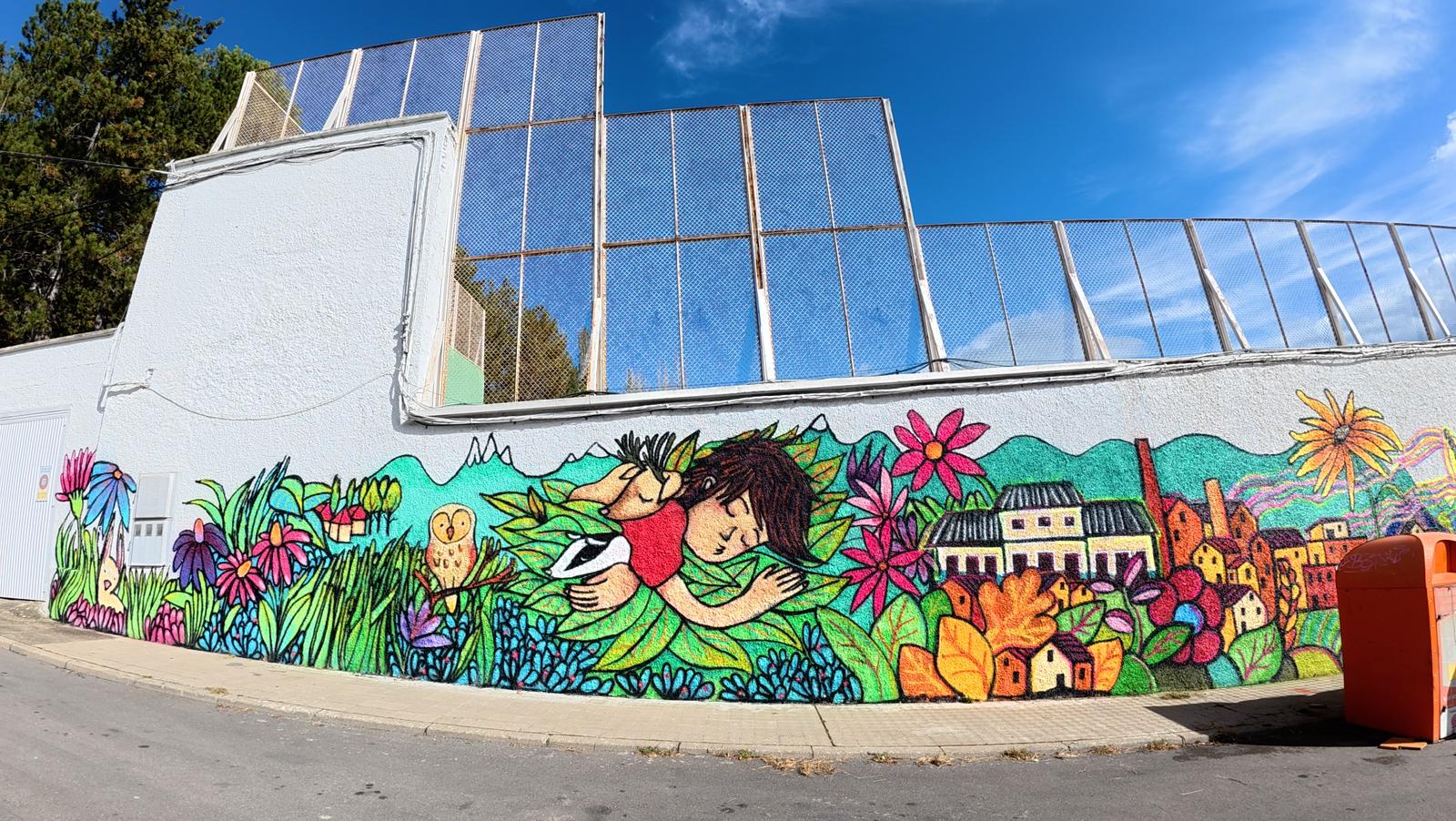 El mural presenta un estilo optimista y colorido, manteniendo el toque personal de cada una de las tres muralistas