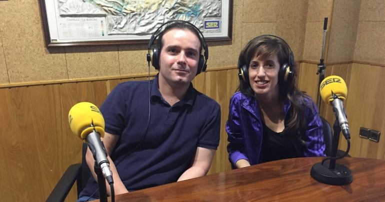 El neuropsicólogo Daniel Sánchez y la coordinadora de la &#039;Escuela de Salud Beatriz&#039; Hernández en el estudio de SER Cuenca en uno de los programas.