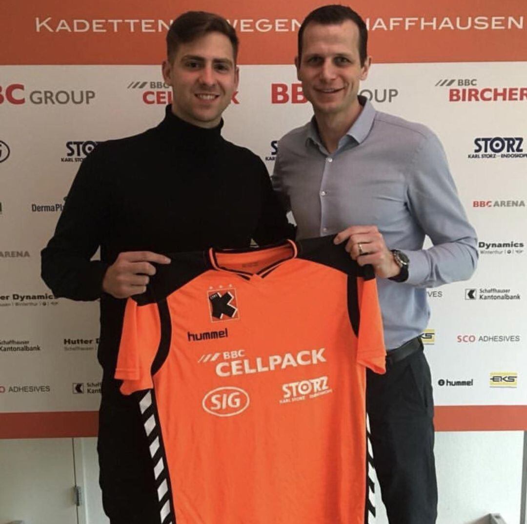 Nacho Biosca posa con la camiseta del Kadette