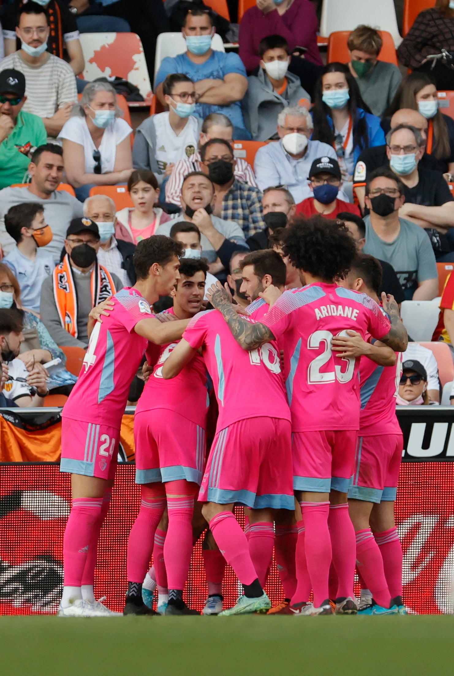 Los jugadores de Osasuna celebran el gol del &quot;Chimy&quot; Ávila, durante el partido ante el Valencia CF en Mestalla, en Valencia