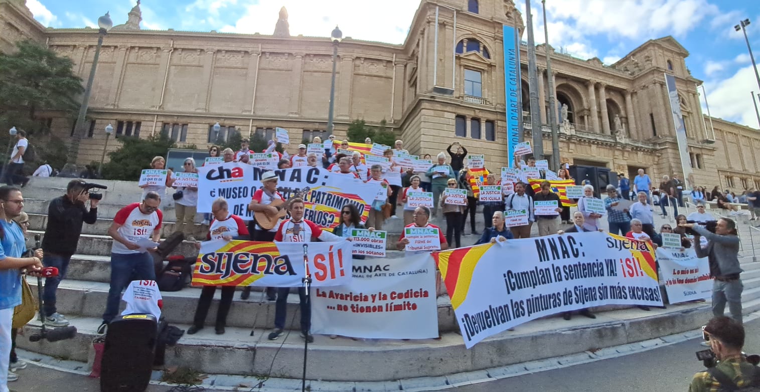 Manifestación en las escaleras del Museo.