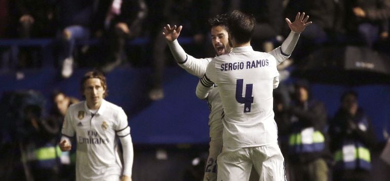 Sergio Ramos celebra con Isco el gol del malagueño