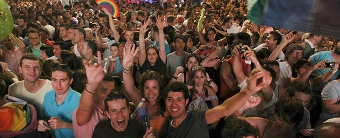 Cientos de personas dan la bienvenida al Orgullo Gay 2011 en Chueca (Madrid)