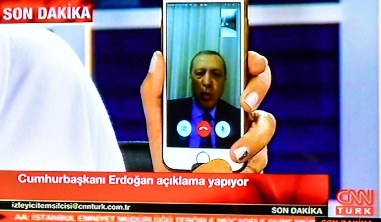 El presidente turco, Recep Tayyip Erdogan, aparece en televisión vía Facetime desde un lugar desconocido.