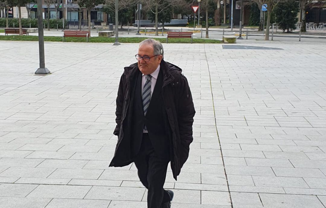 Luis Sabalza, presidente de Osasuna, a  la entrada al Palacio de Justicia