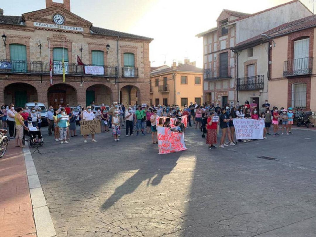 Concentración en Lastras de Cuéllar reclamando agua potable