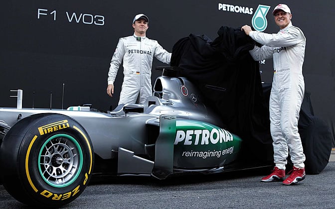 Los pilotos alemanes del equipo Mercedes GP, Michael Schumacher, y Nico Rosberg, descubren el F1 W03, el nuevo monoplaza de la escudería germana