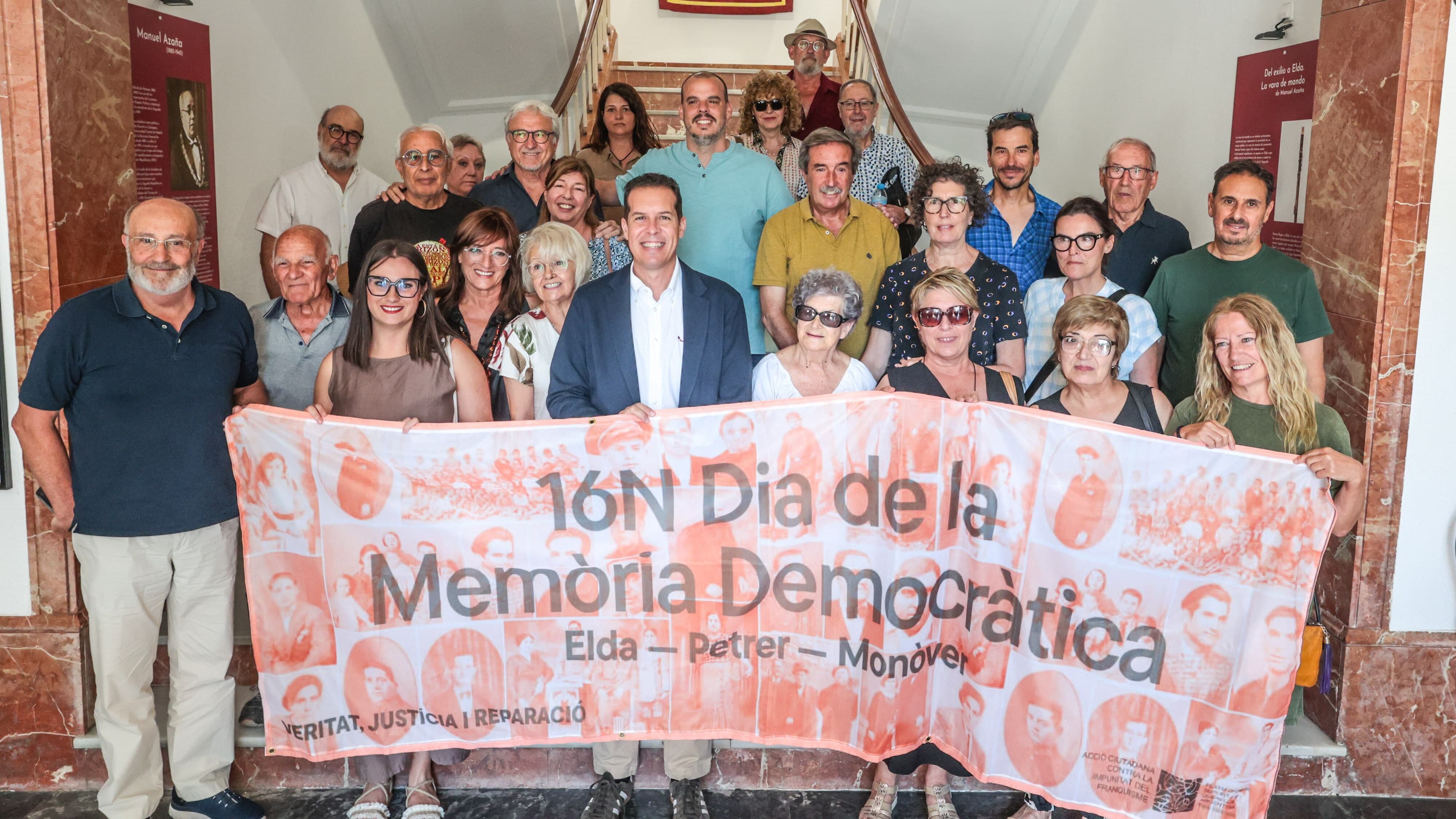 El alcalde de Elda, Rubén Alfaro; la concejala de Memoria Democrática de Elda, María Gisbert; y el portavoz de Elda para Todas, Iñaki Pérez; junto a los familiares de las víctimas represaliadas por el Franquismo