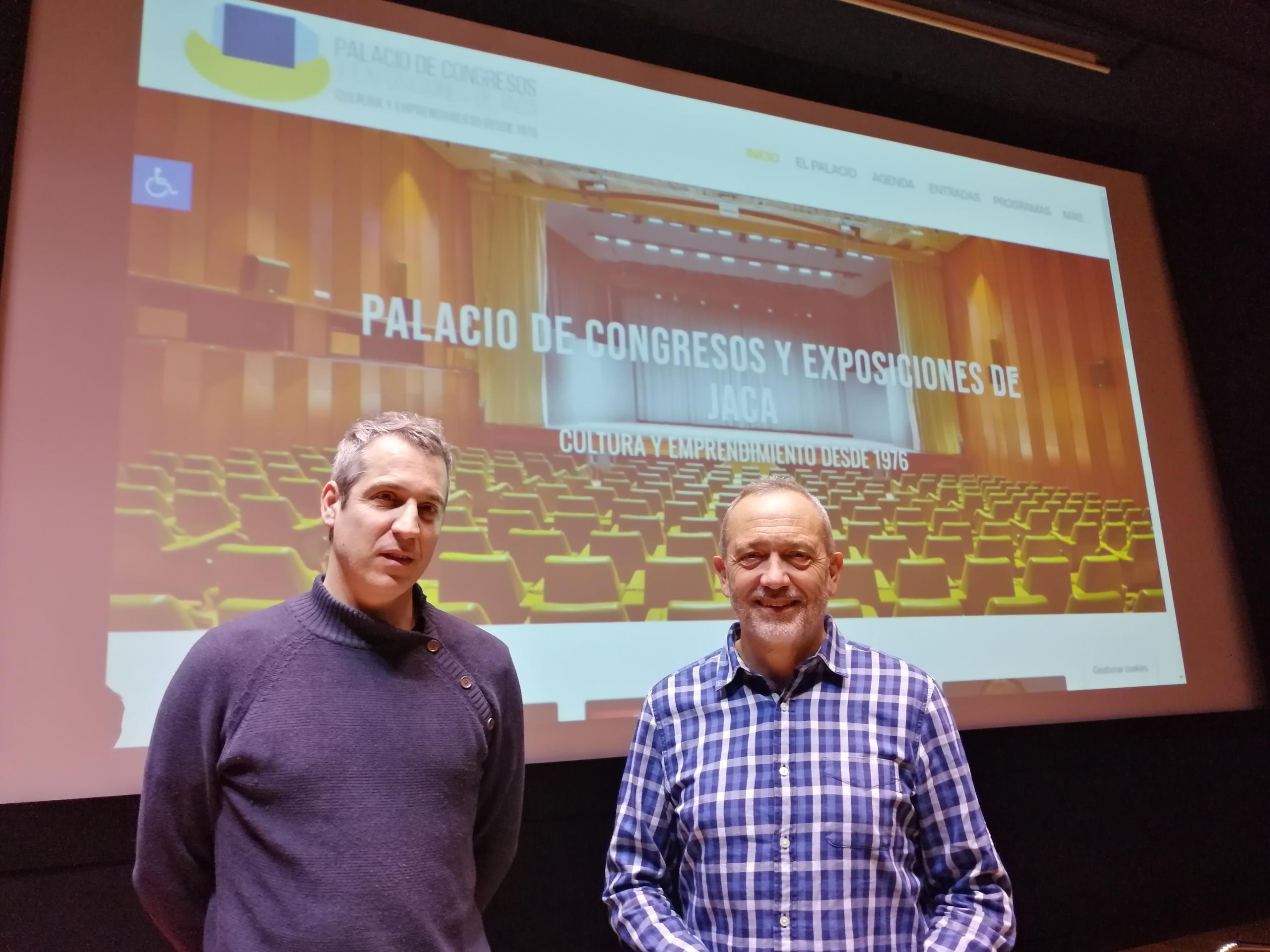 El concejal Javier Acín (dcha) junto al técnico de cultura, Jorge Mur, en la presentación de la programación de invierno