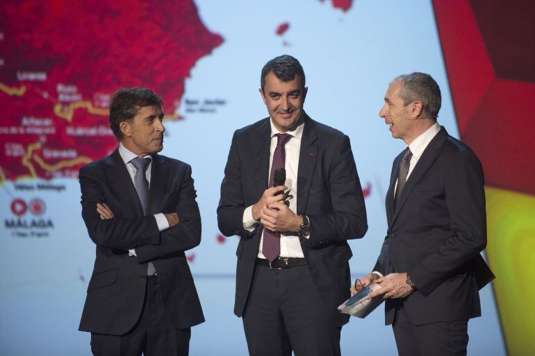 Javier Guillén, junto con Carlos de Andrés y Perico Delgado en la presentación de la Vuelta