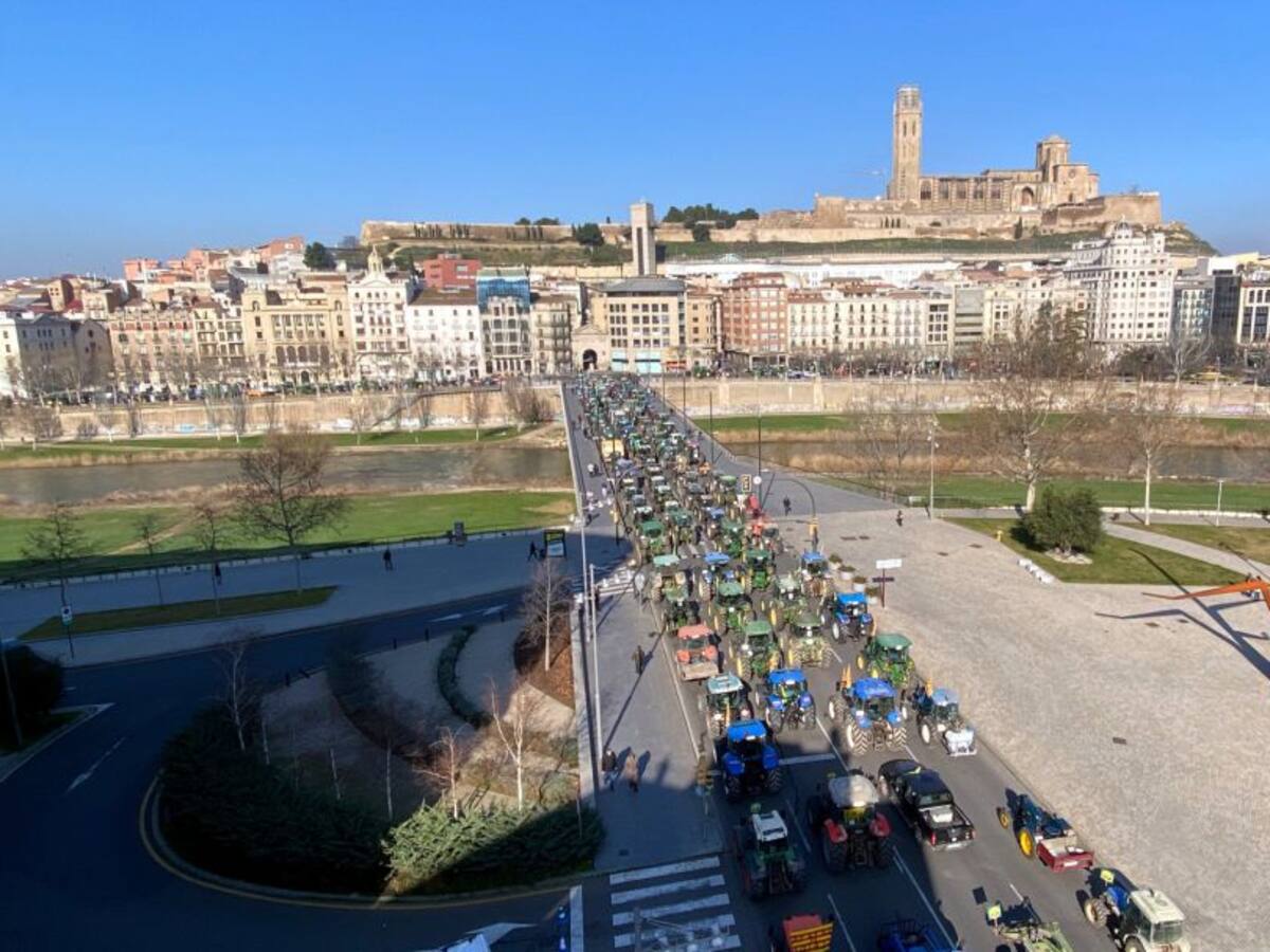 Mig miler de tractors tenyeixen els carrers de Lleida