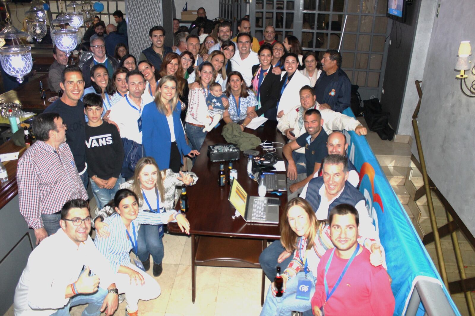 Celebración en la sede del Partido Popular de los resultados de Medina del Campo