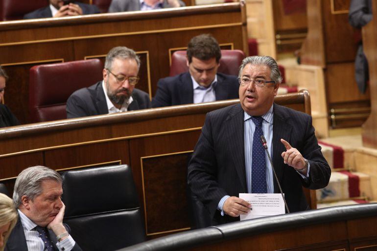 Zoido en la sesión de control al Gobierno en el Congreso.