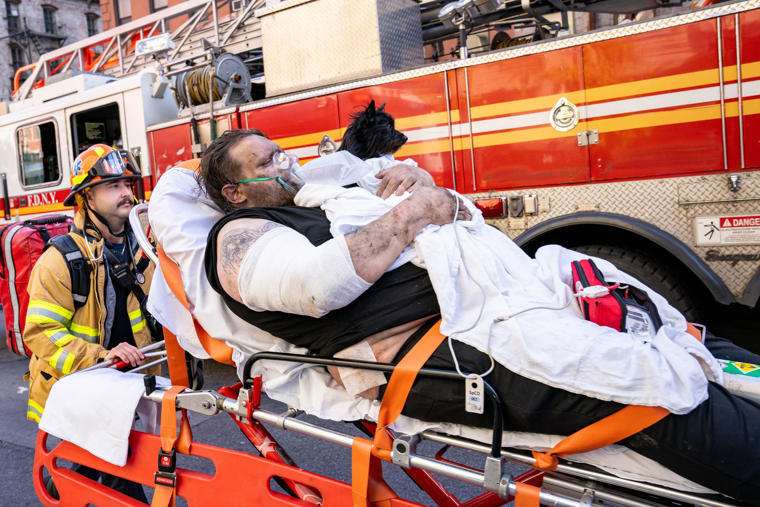 Un hombre es transportado en camilla después de ser rescatado de un edificio en llamas en la calle East 52nd en Manhattan, el sábado 5 de noviembre. (Theodore Parisienne/New York Daily News/Tribune News Service via Getty Images)