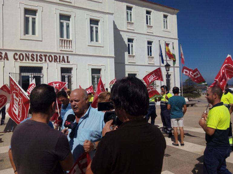 Protesta de los empleados de Emadesa, a las puertas del ayuntamiento de San Roque