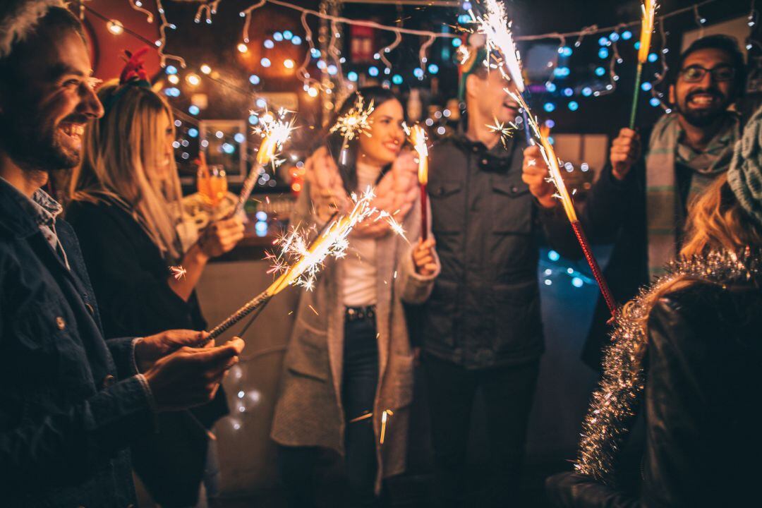 Un grupo de jóvenes celebra la Nochevieja en la calle.