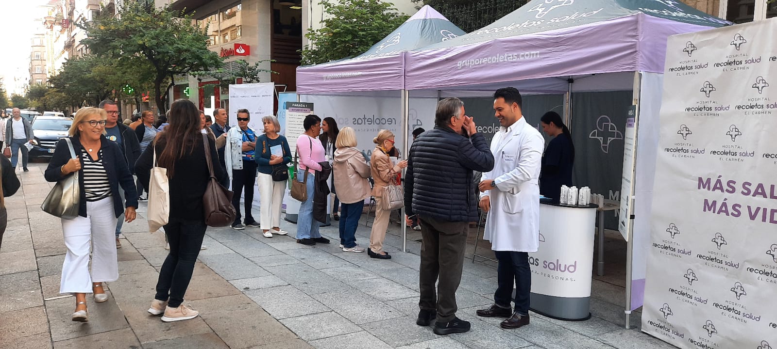 Varios ciudadanos hacían cola para participar en la campaña de Recoletas