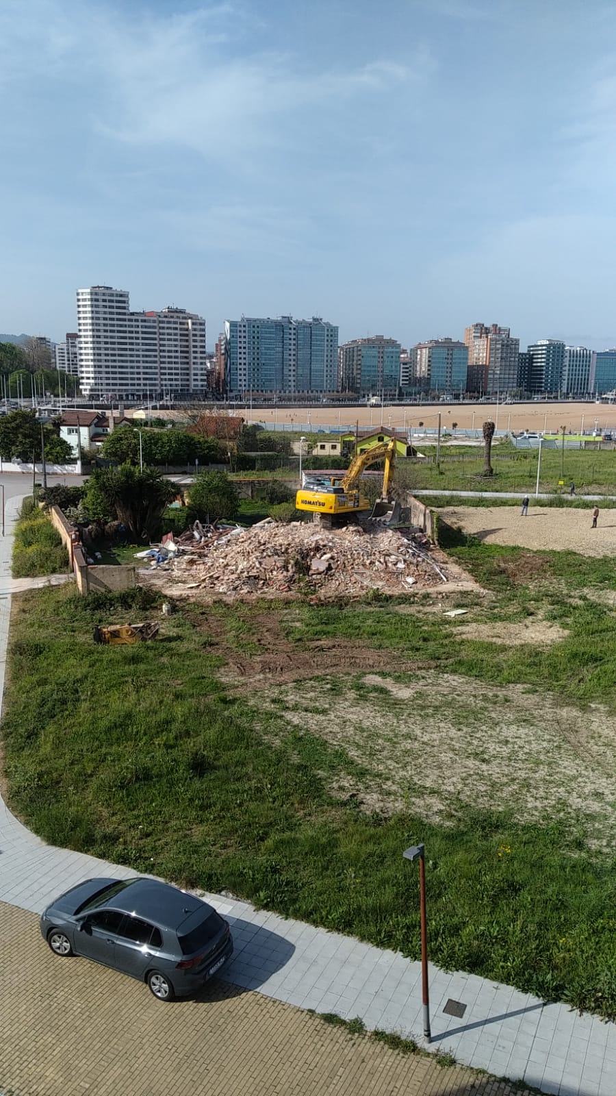 Una excavadora, en plena demolición del chalet.