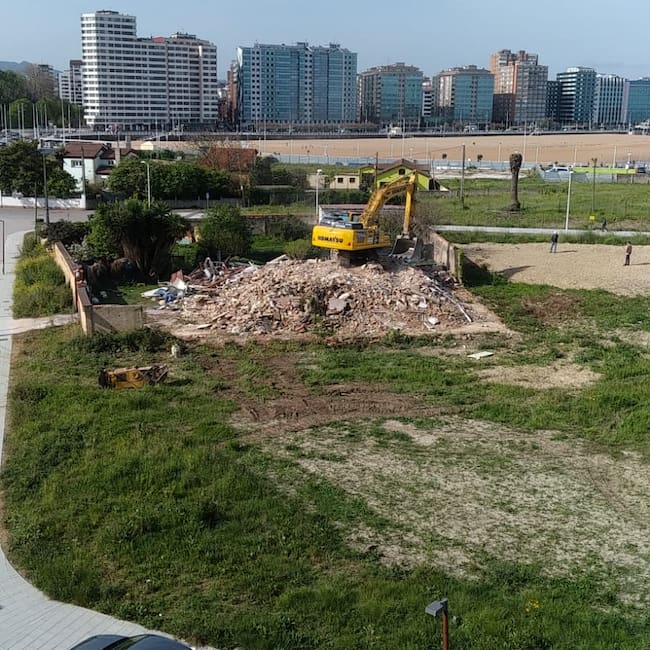 Una excavadora, en plena demolición del chalet.