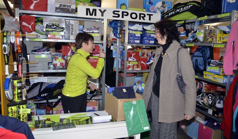 Durante dos días cerca de 60 comercios colmenareños venderán a precios rebajados sus productos, artículos y servicios en una calle cortada al tráfico 