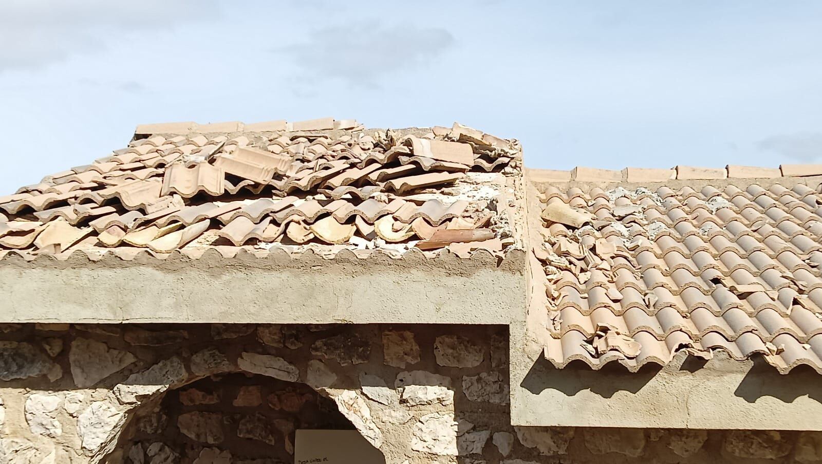 Estado actual del tejado del Refugio de La Mella, en Jaén.