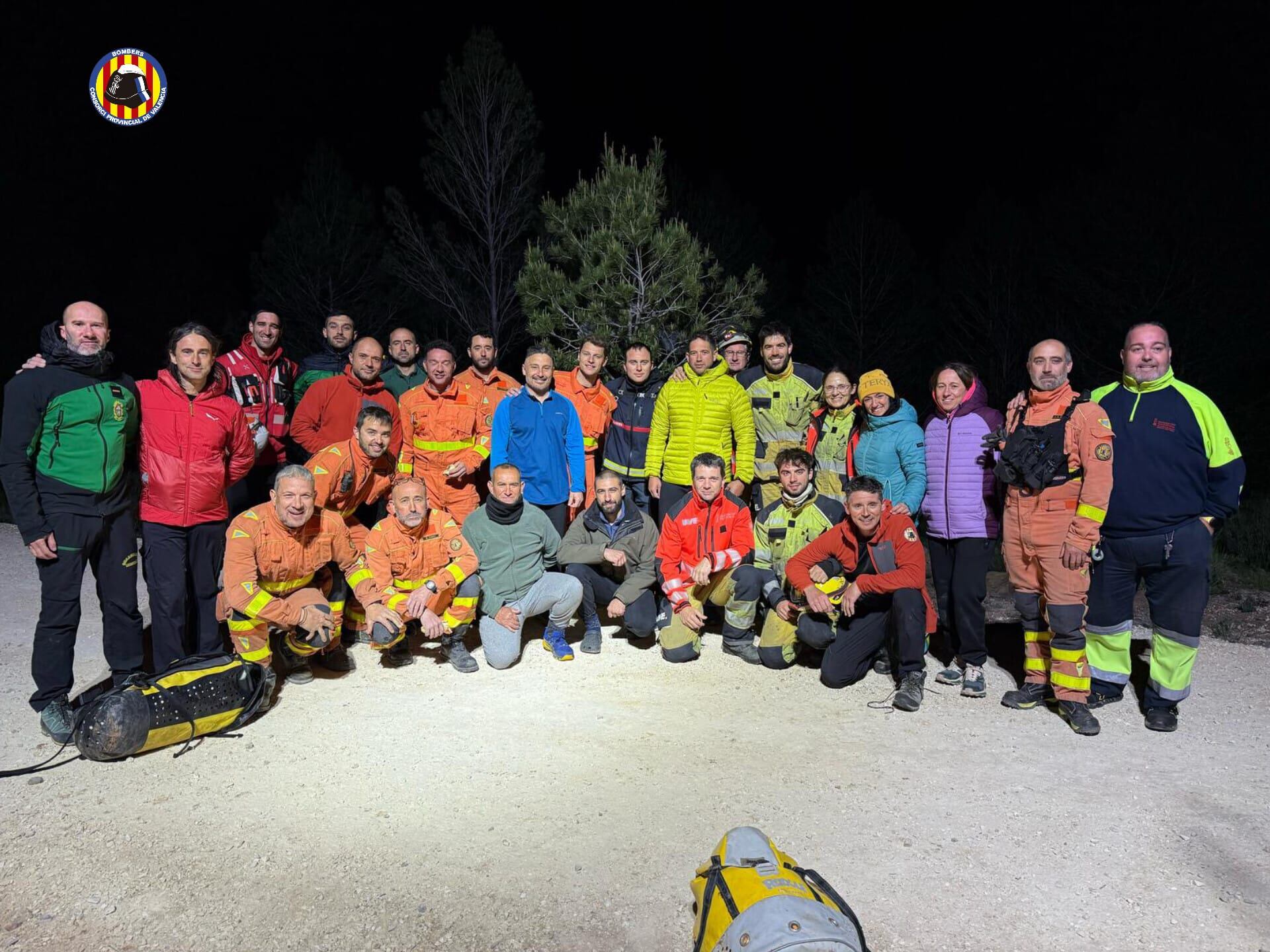 Foto de familia tras el rescate. Fuente: Bombers València