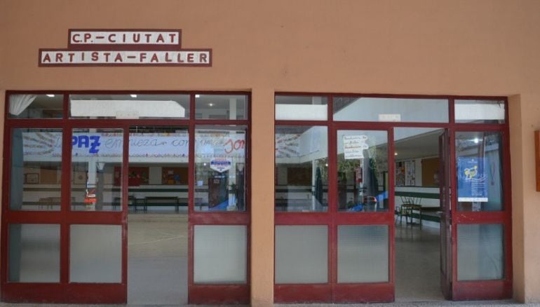 Entrada del colegio Ciutat Artista Faller de Benicalap, uno de los centros que serán reformados dentro del Plan Edificant