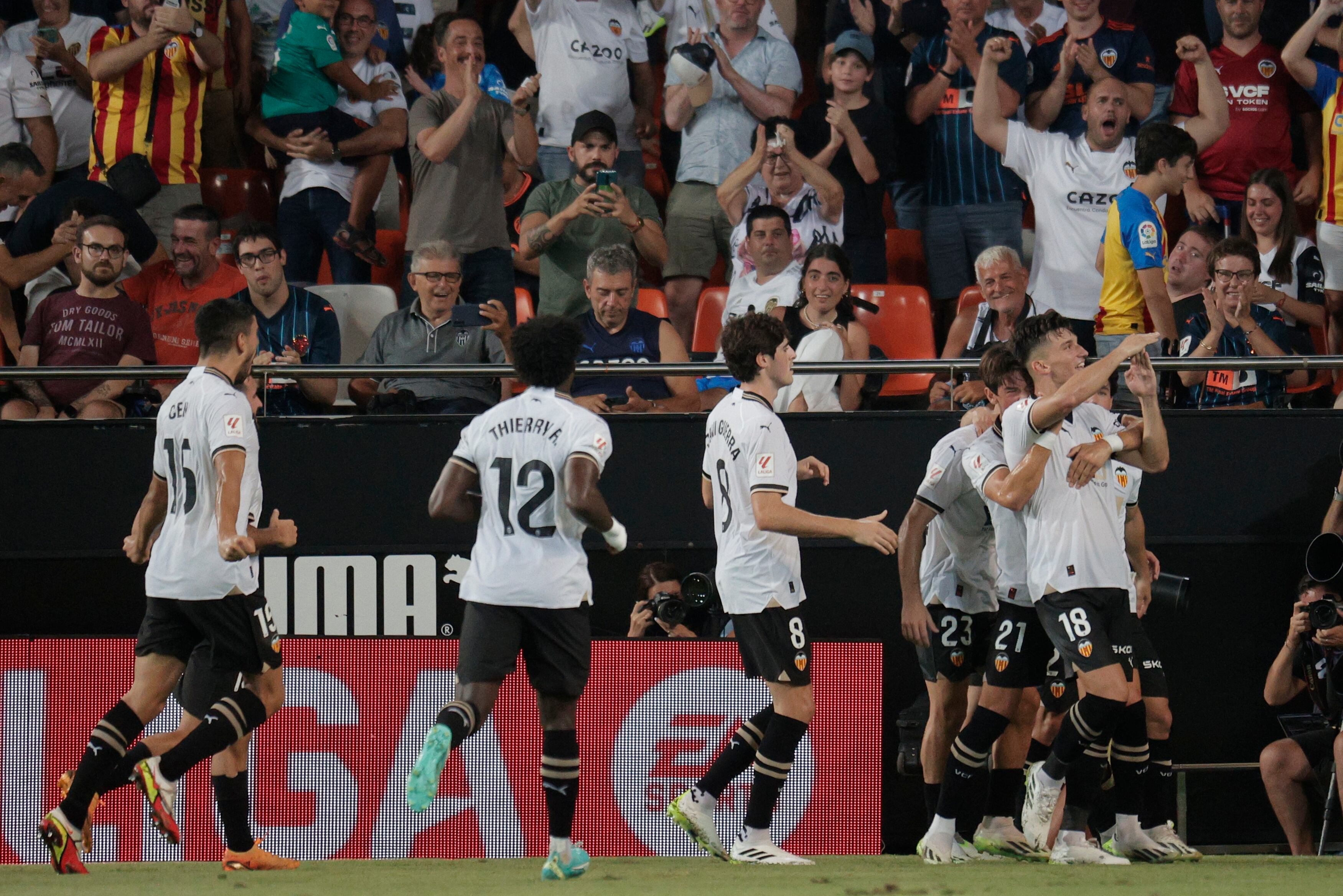 El centrocampista del Valencia Pepelu celebra su gol ante la UD Las Palmas durante el partido de LaLiga entre el Valencia CF y la UD Las Palmas, en el estadio de Mestalla. EFE/ Manu Bruque