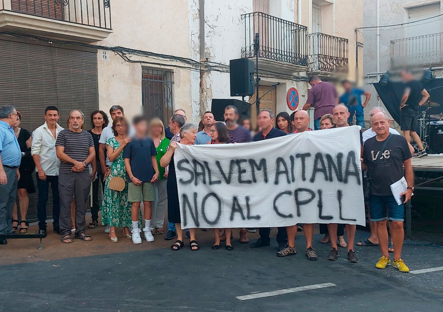 Vecinos mostrando una pancarta de rechazo del proyecto del centro de primeras llegadas en la base de Aitana, en Alcoleja.