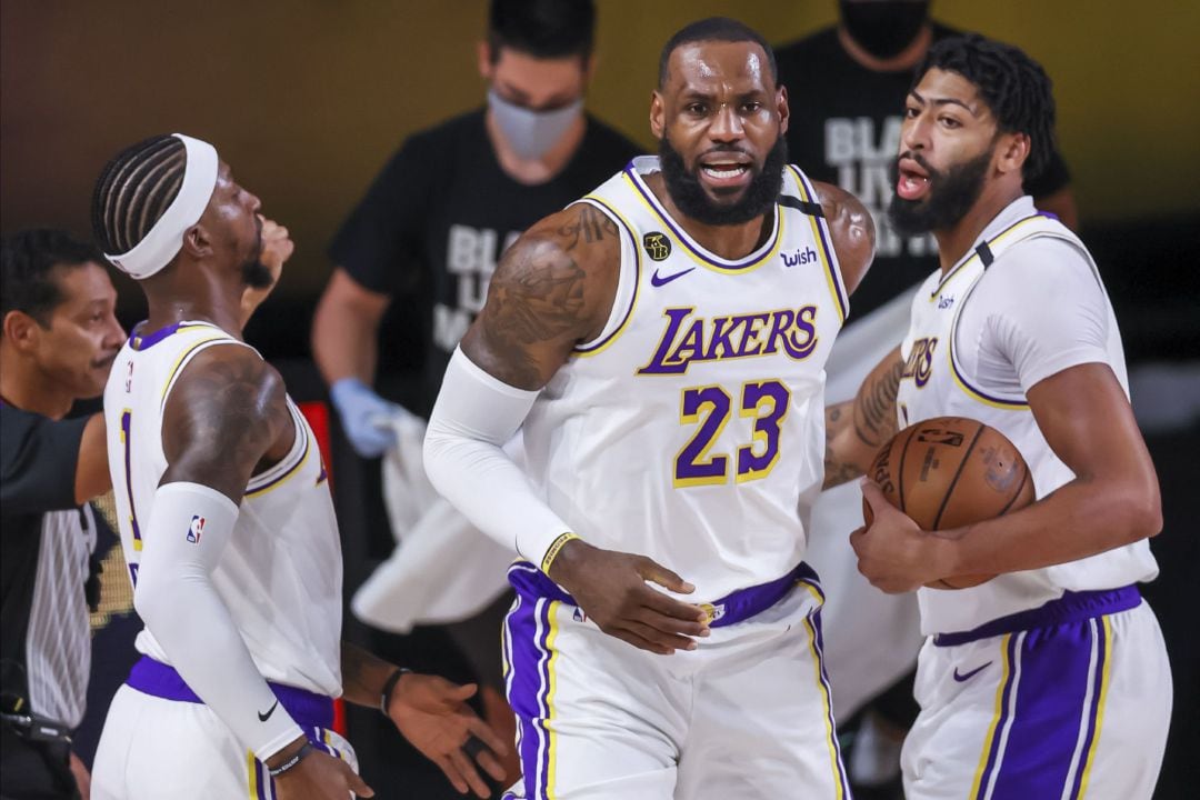 Lebron James, Kentavious Caldwell-Pope y Anthony Davis, durante el partido contra los Rockets. 