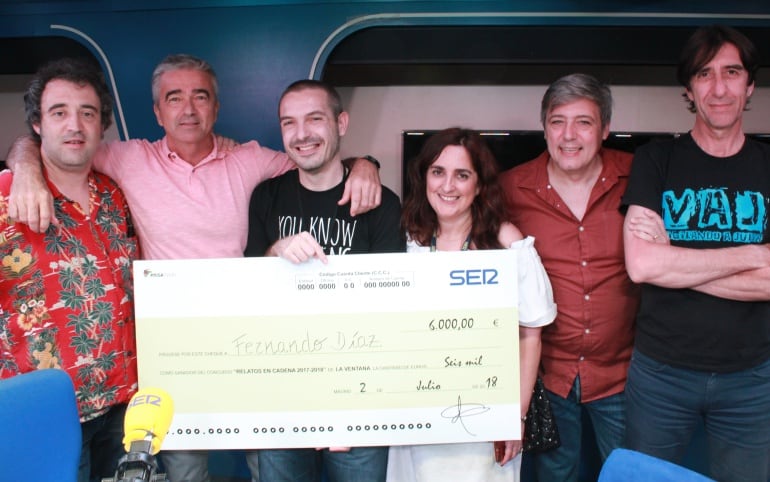 Fernando Díaz, ganador del concurso &#039;Relatos en Cadena&#039;, junto al jurado y Carles Francino