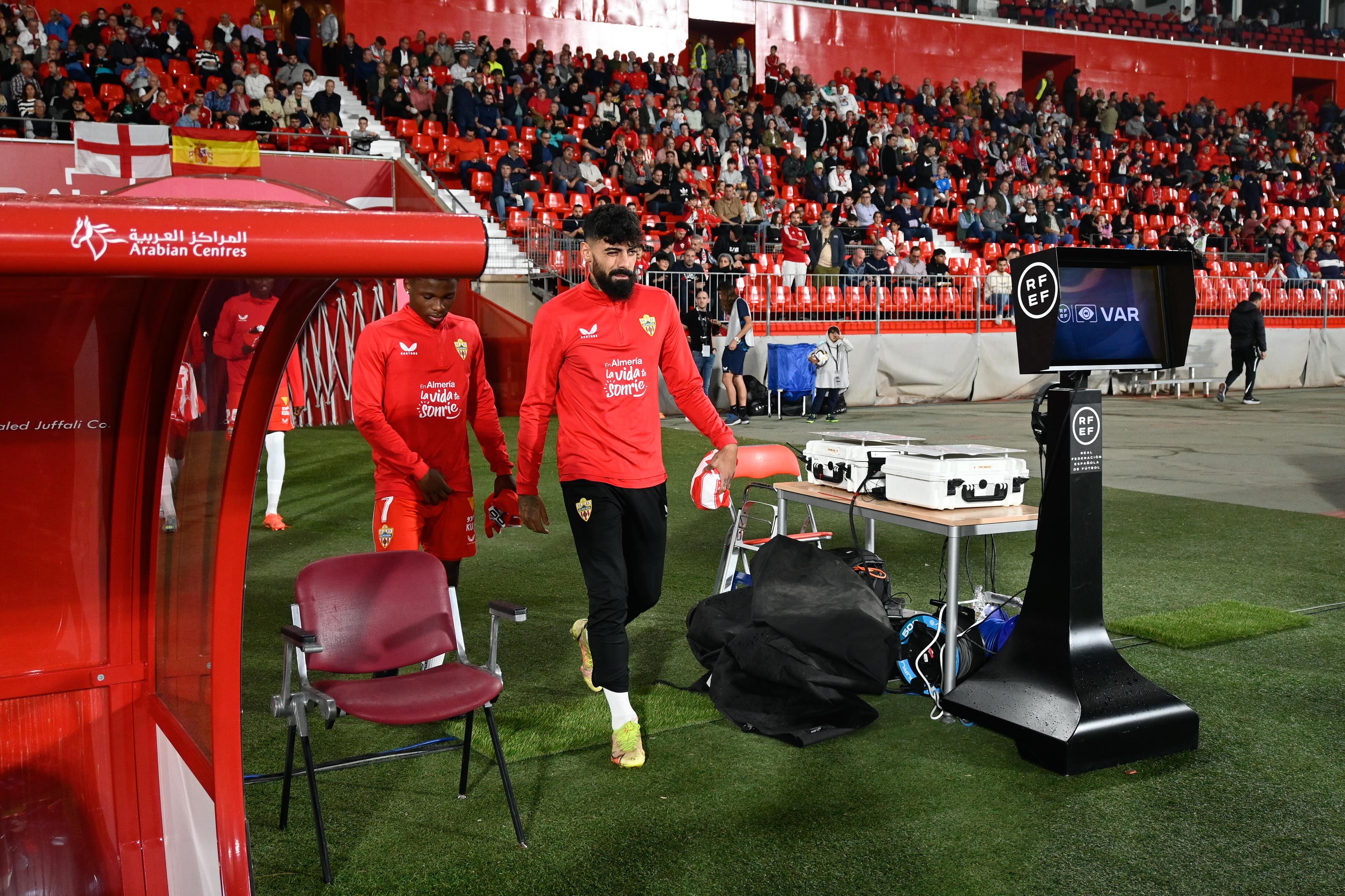 Samú Costa pasando junto al monitor del VAR en el Mediterráneo.