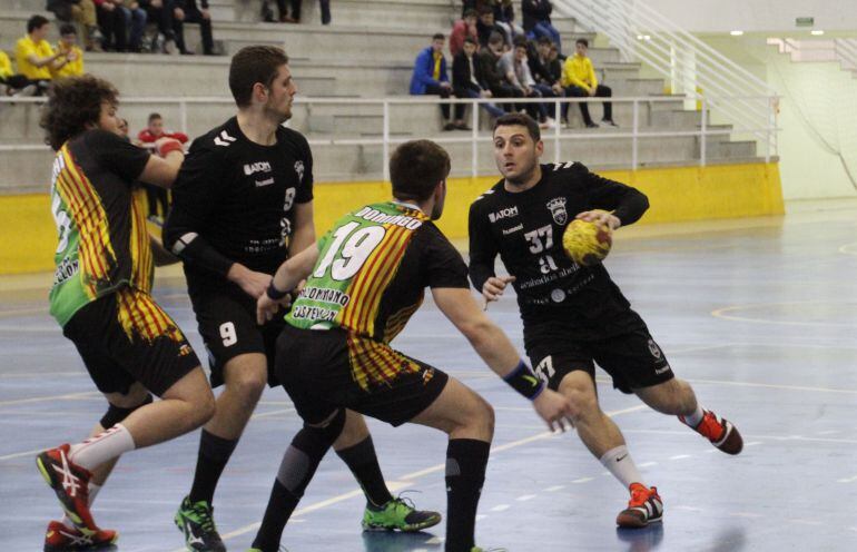 El Bm. Elda - C.E.E. no cede y sigue sumando