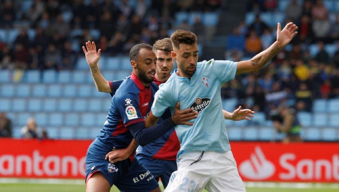 Brais Méndez pugnando por un balón con Akapo en el Celta-Huesca de la pasada temporada.