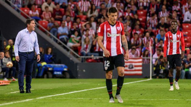 El entrenador argentino del Athletic Club de Bilbao Eduardo Berizzo (i), durante el partido de la octava jornada de Liga en Primera División que Athletic de Bilbao y Real Sociedad juegan esta noche en San Mamés.