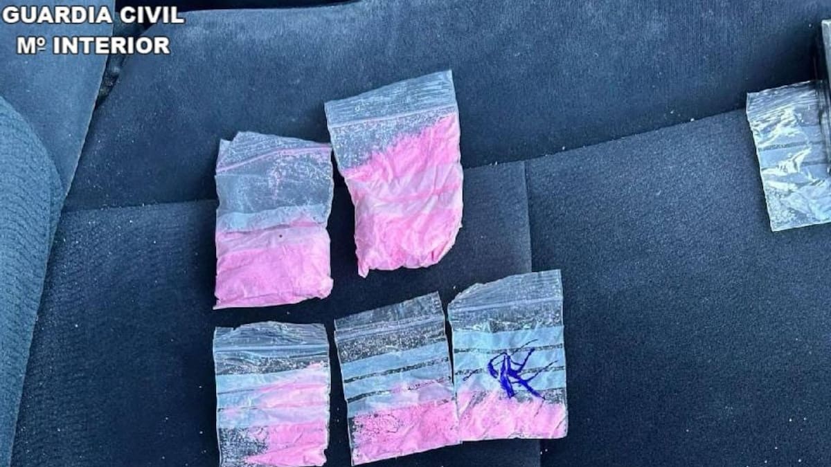 La Guardia Civil ha detenido a cinco personas cuando circulaban en vehículos transportando droga