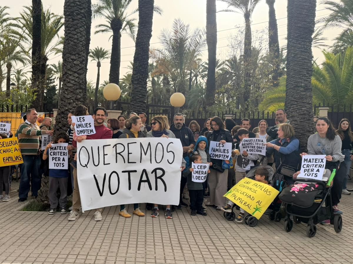 Familias del colegio El Palmeral protestan contra Conselleria por denegarles votar sobre el cambio de jornada escolar
