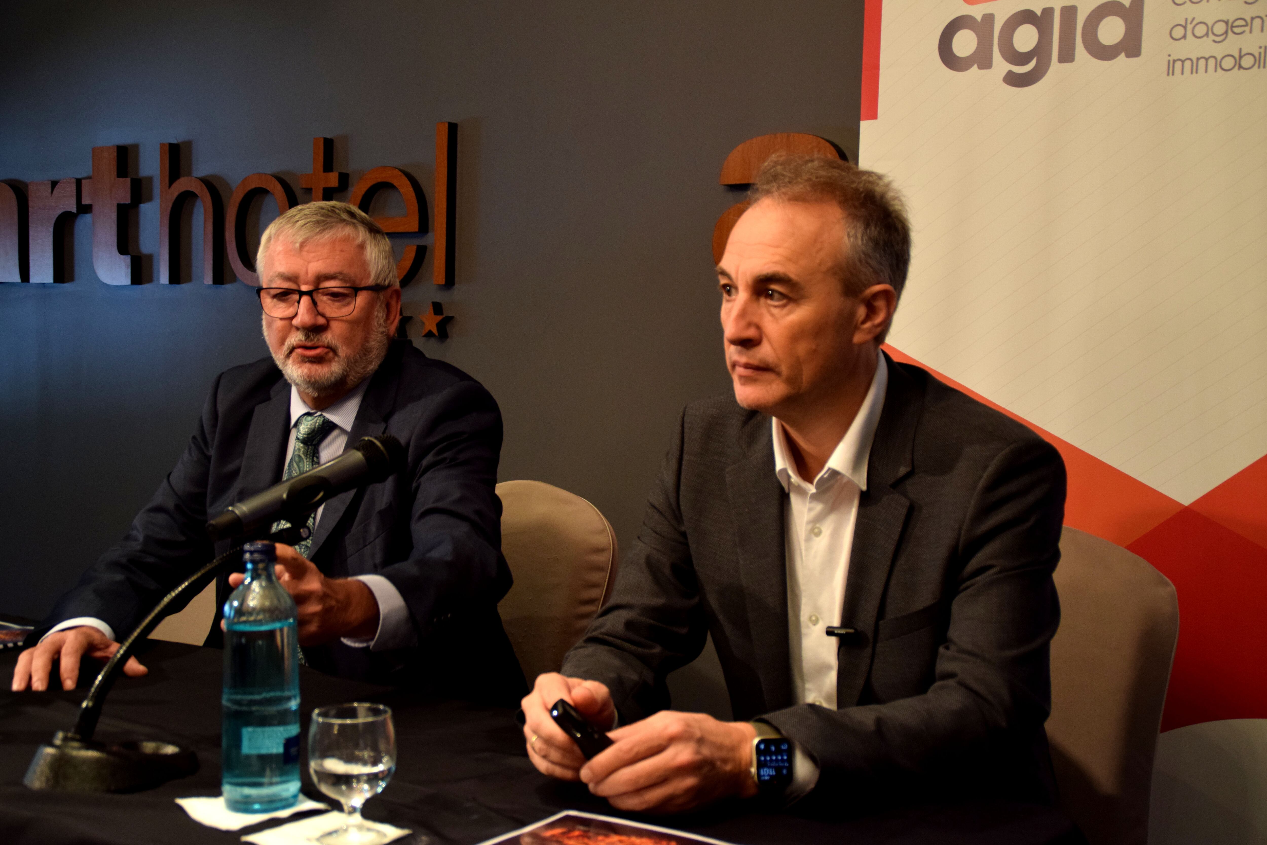 El president de l&#039;AGIA, Gerard Casellas; i el director de càtedra en mercat immobiliari de la Universitat de Saragossa, Luis Alberto Fabra Garcés; durant la presentació de l&#039;informe.