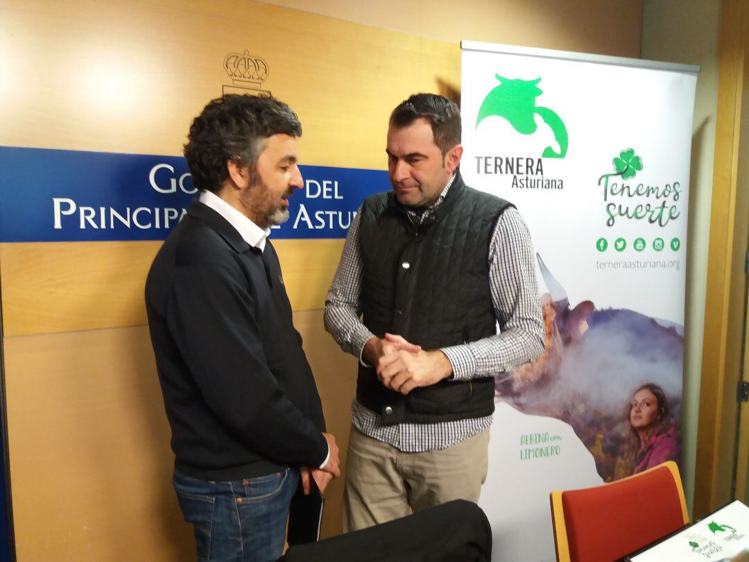 El presidente de la IGP, Rubén Fernández (a la derecha), con el consejero de Desarrollo Rural, Alejandro Calvo.