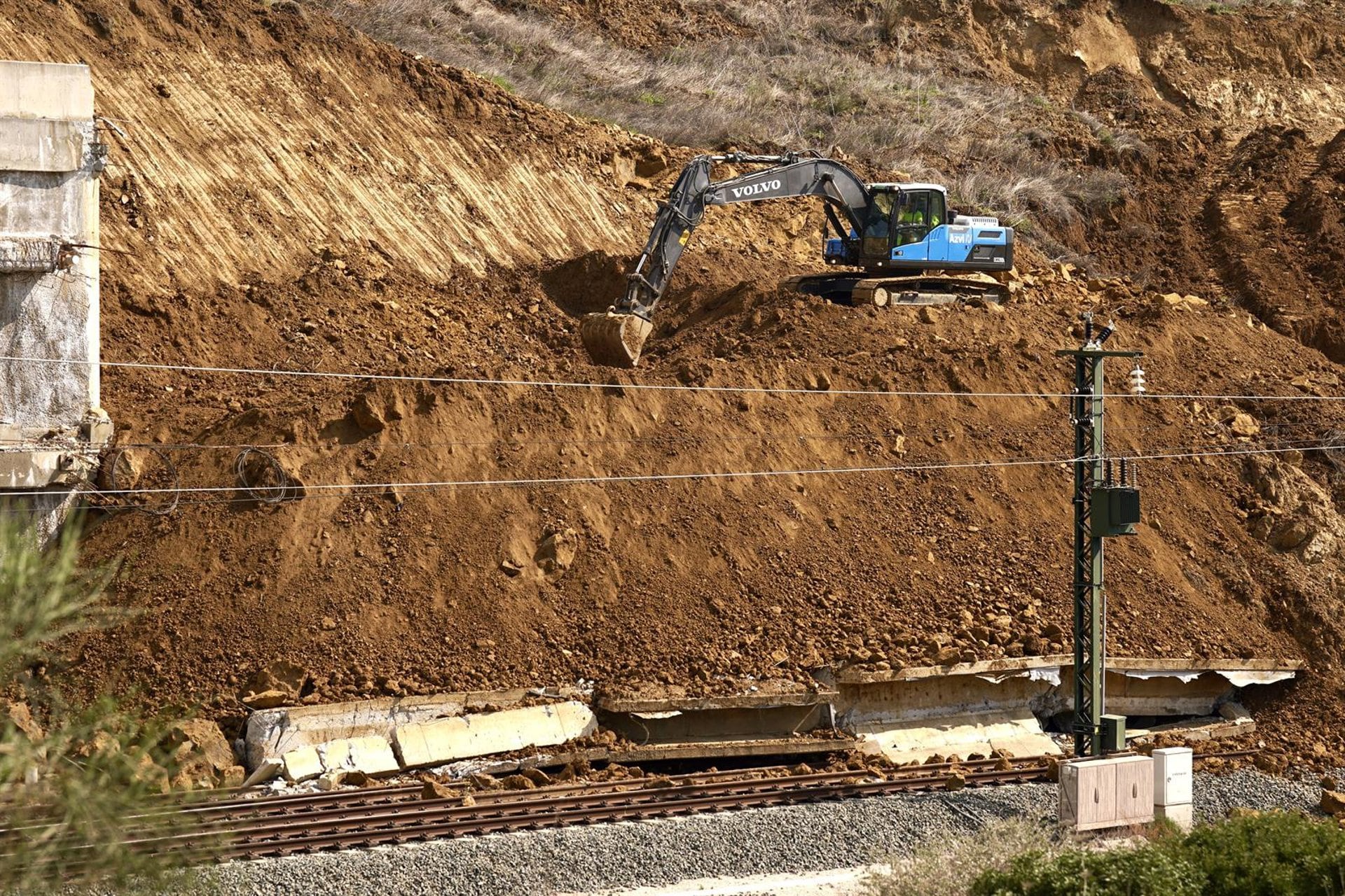 Imágenes de los trabajos que se están llevando a cabo en la vía de Alta Velocidad que une Málaga con Madrid, tras la caída de un muro de contención