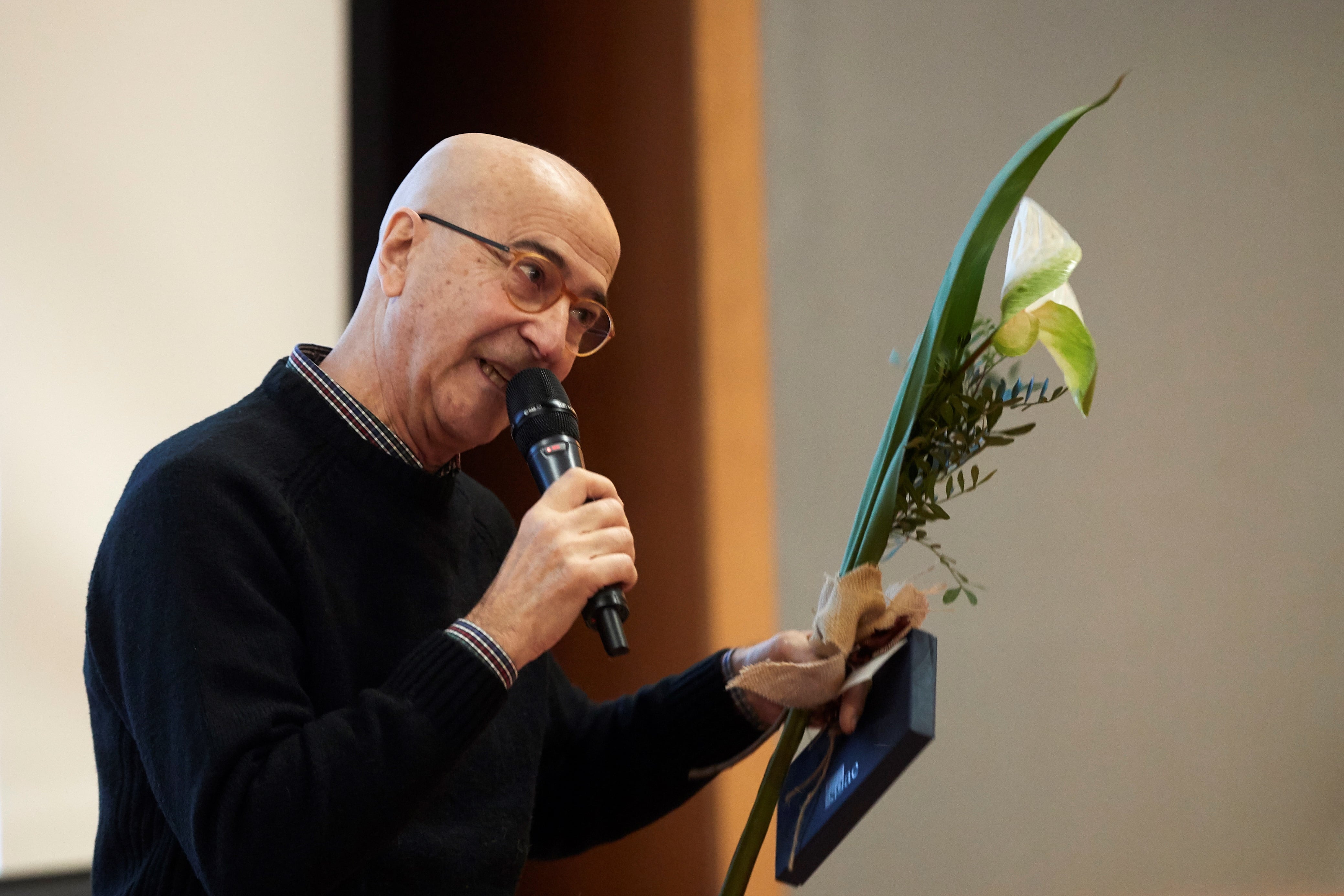 El cantante del grupo Los Diablos, Amado Jaén, durante el acto de homenaje en la SGAE en 2021.