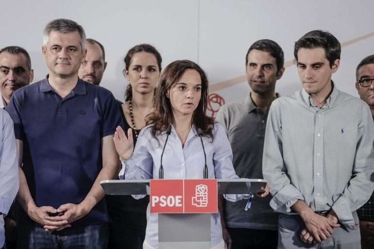 GRA093 MADRID, 01/08/2015.- La secretaria general del PSOE de la Comunidad de Madrid (PSOE-M), Sara Hernández, que presidió la primera reunión de su Ejecutiva, elegida este viernes en un congreso extraordinario, acompañada, entre otros, del alcalde de Móstoles y presidente del partido, David Lucas (i) y el secretario de Organización, Enrique Rico, durante la rueda de prensa. EFE/Emilio Naranjo