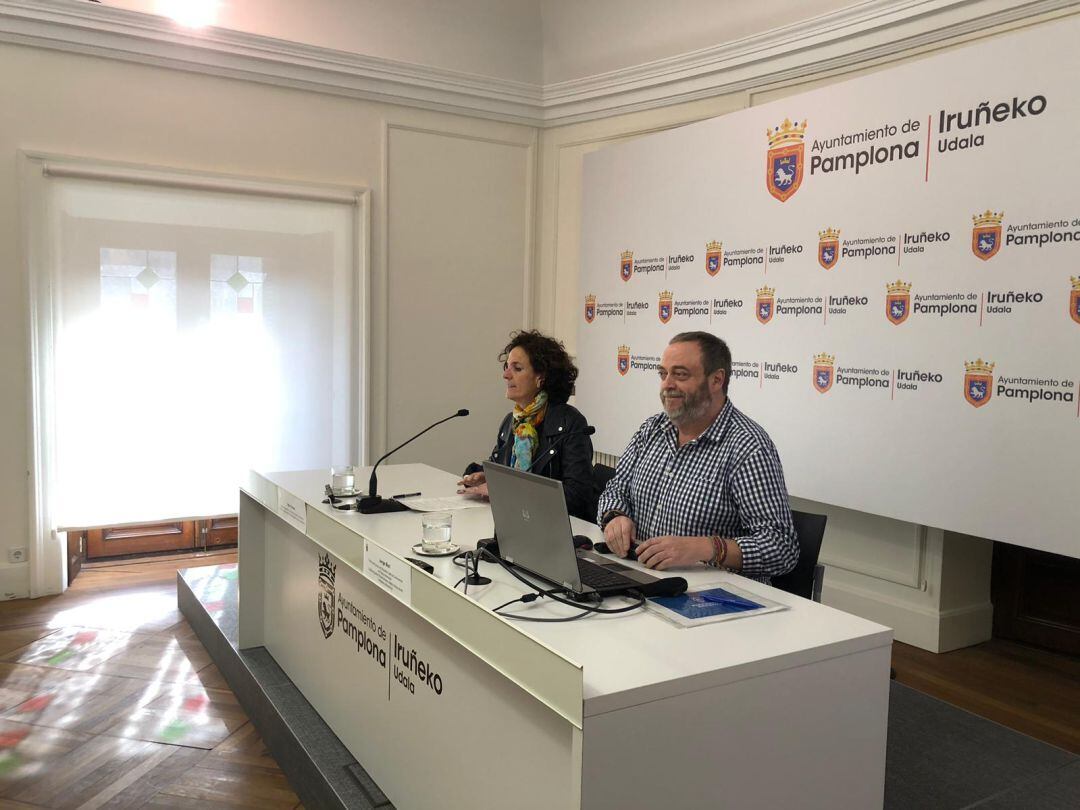 La concejala de Seguridad Ciudadana y Convivencia, Itziar Gómez y Jorge Igor Mori, policía integrante del grupo de Educación para la Convivencia