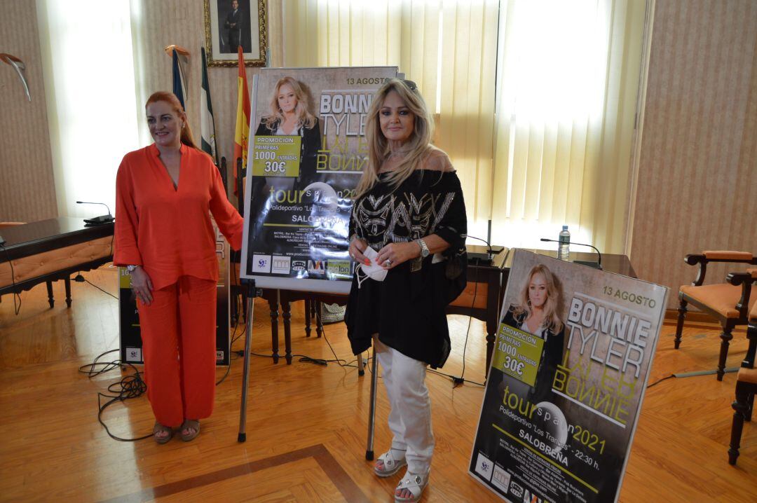 La artista británica, Bonnie Tyler, presenta junto a la alcaldesa de Salobreña, Maria Eugenia Rufino,el concierto que ofrecerá este viernes en la Villa