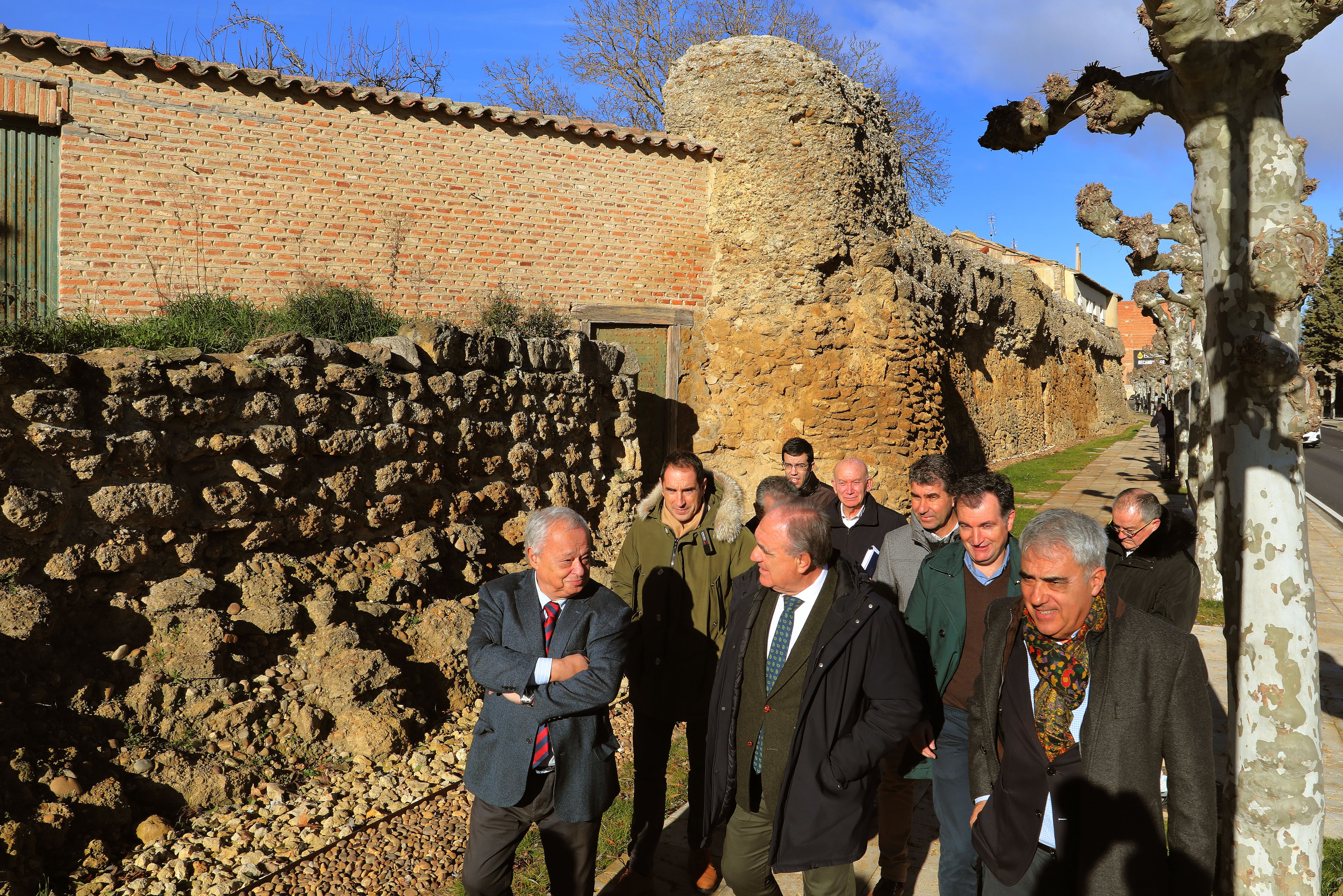 El consejero de Cultura, Turismo y Deporte, Gonzalo Santonja, presenta el fin de las obras de restauración de la muralla de Carrión de los Condes (Palencia)